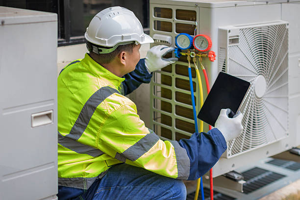 Professional Hvac technician working in Corona Del Mar, CA